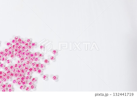 可愛いピンク色のアルファベットビーズのコレクション 可愛いピンク色のアルファベットビーズのコレクション 132441719