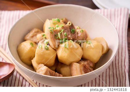 里芋と豚バラ肉の煮物｜家庭の和食主菜 132441818