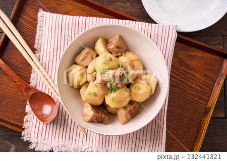 里芋と豚バラ肉の煮物|家庭の和食主菜 里芋と豚バラ肉の煮物|家庭の和食主菜 132441821