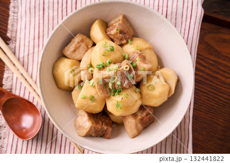 里芋と豚バラ肉の煮物|家庭の和食主菜 里芋と豚バラ肉の煮物|家庭の和食主菜 132441822