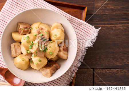 里芋と豚バラ肉の煮物|家庭の和食主菜 里芋と豚バラ肉の煮物|家庭の和食主菜 132441835