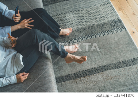 裸足で過ごす 132441870