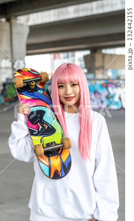 スケートボードを持つ若い女性(AI生成画像) スケートボードを持つ若い女性(AI生成画像) 132442155