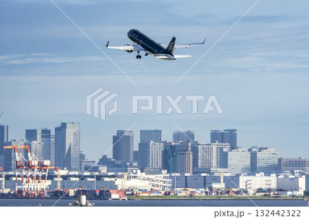 羽田空港の風景　離陸中の飛行機　東京都大田区 132442322