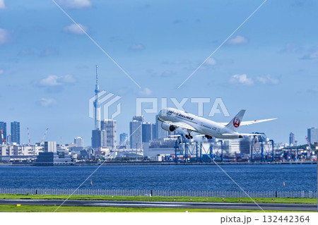 羽田空港の風景　離陸中の飛行機と東京スカイツリー　東京都大田区 132442364