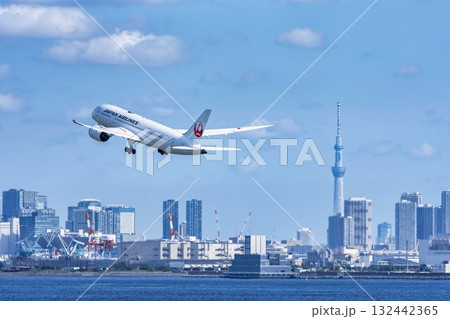 羽田空港の風景　離陸中の飛行機と東京スカイツリー　東京都大田区 132442365