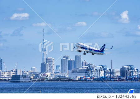 羽田空港の風景　離陸中の飛行機と東京スカイツリー　東京都大田区 132442368
