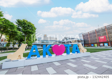 秋田県秋田市　JR秋田駅と文字モニュメント「AKITA」 132442405