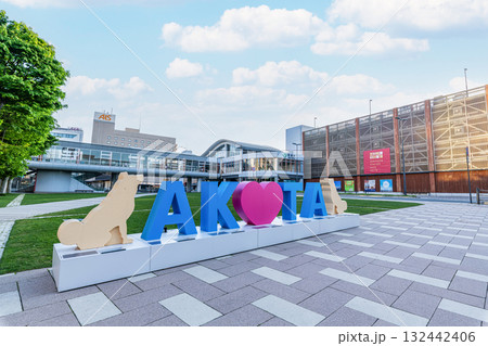 秋田県秋田市　JR秋田駅と文字モニュメント「AKITA」 132442406