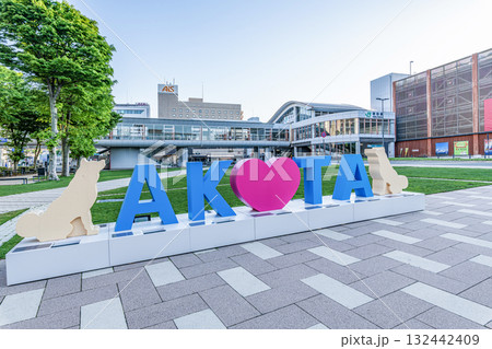 秋田県秋田市 JR秋田駅と文字モニュメント「AKITA」 秋田県秋田市 JR秋田駅と文字モニュメント「AKITA」 132442409
