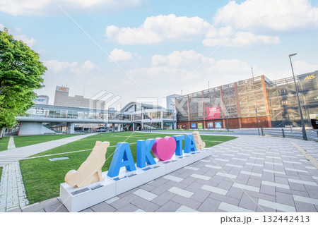秋田県秋田市　JR秋田駅と文字モニュメント「AKITA」 132442413