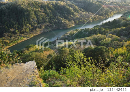 春の苗木城跡の天守閣石垣展望台から木曽川と城山大橋を臨む 132442433