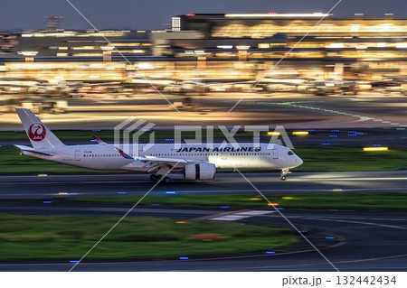 夜の羽田空港 着陸中の飛行機 東京都大田区 夜の羽田空港 着陸中の飛行機 東京都大田区 132442434