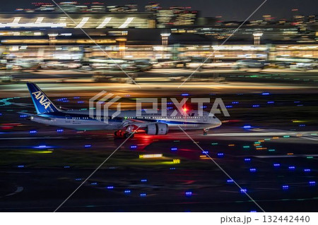 夜の羽田空港 着陸中の飛行機 東京都大田区 夜の羽田空港 着陸中の飛行機 東京都大田区 132442440