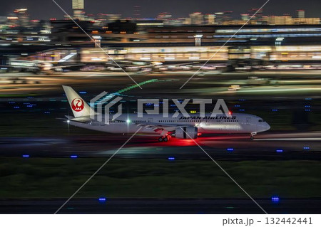 夜の羽田空港 着陸中の飛行機 東京都大田区 夜の羽田空港 着陸中の飛行機 東京都大田区 132442441