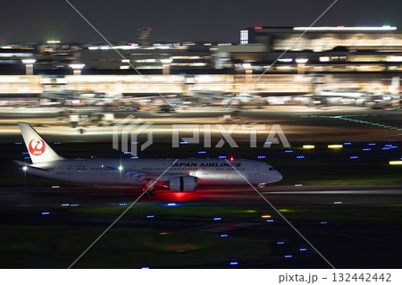 夜の羽田空港 着陸中の飛行機 東京都大田区 夜の羽田空港 着陸中の飛行機 東京都大田区 132442442