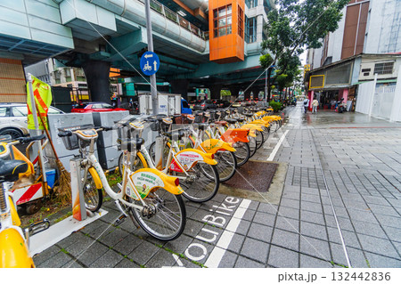 台湾　台北市内のレンタルサイクル　大安駅前 132442836