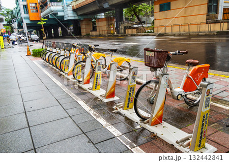 台湾　台北市内のレンタルサイクル　大安駅前 132442841