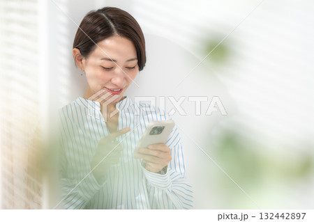 女性 スマートフォン スマホ 女性 スマートフォン スマホ 132442897