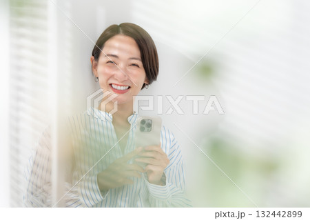 女性　スマートフォン　スマホ 132442899