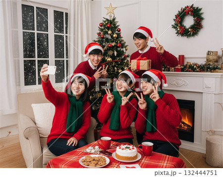 クリスマスを楽しむ日本の若者たち：サンタの衣装、プレゼント、パーティー 132444751