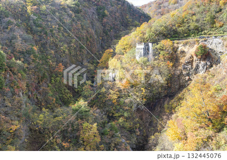 秋の磐梯吾妻スカイライン　不動沢橋からみた紅葉と山並み　福島県福島市 132445076