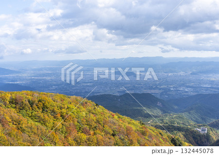 秋の磐梯吾妻スカイライン　不動沢橋からみた紅葉と山並み　福島県福島市 132445078