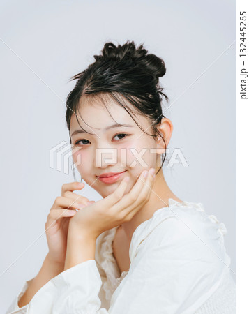 若い女性のファッションポートレート 若い女性のファッションポートレート 132445285
