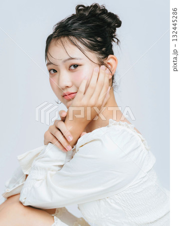 若い女性のファッションポートレート 若い女性のファッションポートレート 132445286