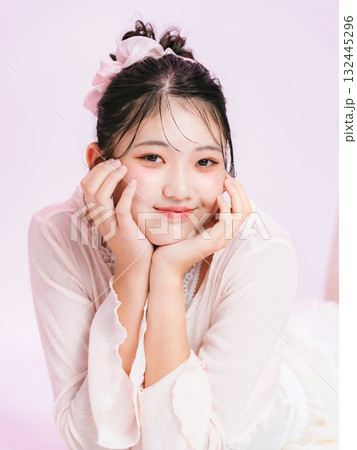 若い女性のファッションポートレート 132445296