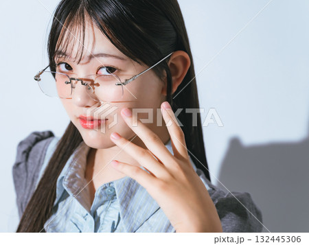 若い女性のファッションポートレート 132445306