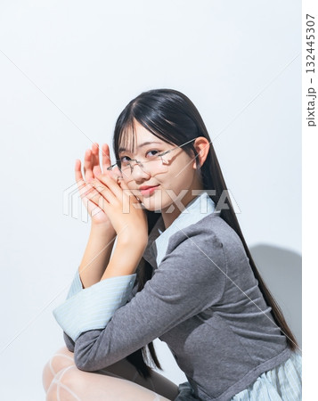 若い女性のファッションポートレート 132445307