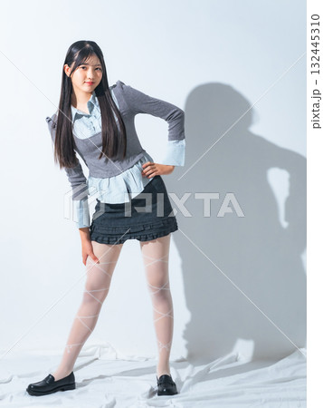 若い女性のファッションポートレート 132445310