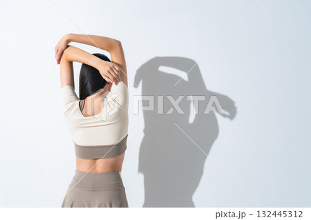 フィットネスでシェイプアップした女性 132445312