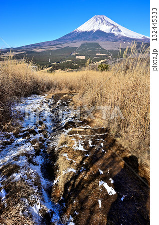 愛鷹連峰の越前岳から カヤトの登山道と富士山 愛鷹連峰の越前岳から カヤトの登山道と富士山 132445333