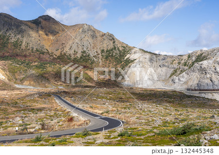 秋の磐梯吾妻スカイライン　浄土平と紅葉　福島県福島市 132445348