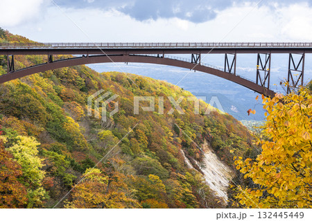 秋の磐梯吾妻スカイライン　不動沢橋と紅葉　福島県福島市 132445449