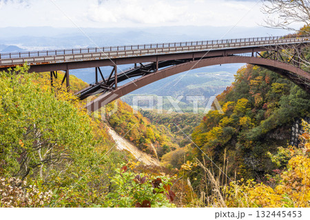 秋の磐梯吾妻スカイライン　不動沢橋と紅葉　福島県福島市 132445453