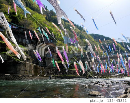 春の風物詩　杖立温泉の鯉のぼり祭り　（熊本県小国町） 132445831