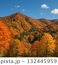 紅葉に染まる山々と青空の風景 132445959