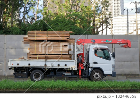 型枠材を運搬するトラック 132446358