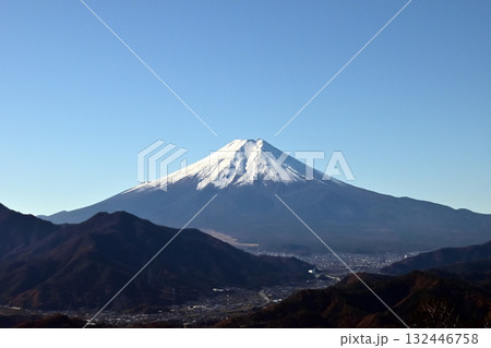 高川山から望む冬の晴れた空と雪の積もった富士山 高川山から望む冬の晴れた空と雪の積もった富士山 132446758