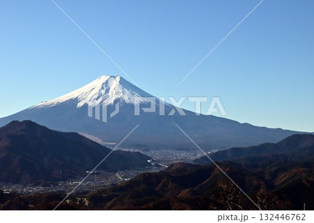 高川山から望む冬の晴れた空と雪の積もった富士山 132446762