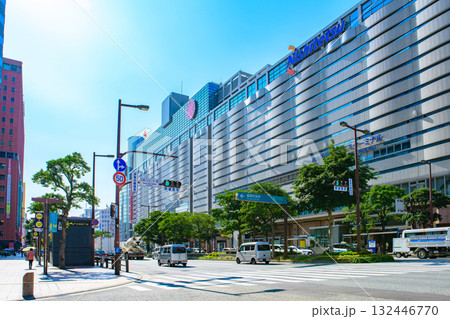 福岡市中央区天神の渡辺通り天神バスセンター前交差点から福岡三越側　西鉄福岡(天神)駅　 132446770