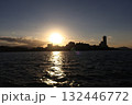 海（または水辺）からのロマンチックな夕焼け 132446772
