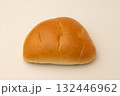 日本の庶民的な菓子パンの1つ、クリームパンの単品画像 132446962