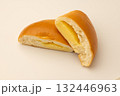 日本の庶民的な菓子パンの1つ、クリームパンの単品画像 132446963