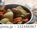 家庭で作る野菜と肉の煮込み料理、ポトフの入った湯気の立っている鍋 132446967