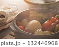 家庭で作る野菜と肉の煮込み料理、ポトフの入った湯気の立っている鍋 132446968