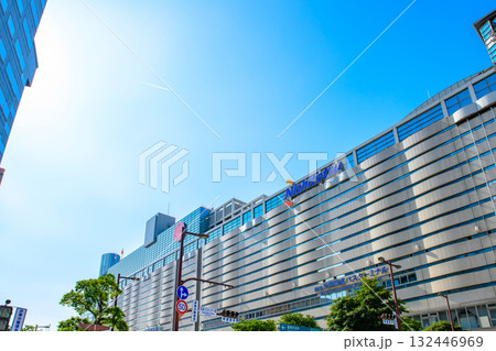 福岡市中央区天神の渡辺通り天神バスセンター前交差点から福岡三越側　西鉄福岡(天神)駅　昼カラー 132446969